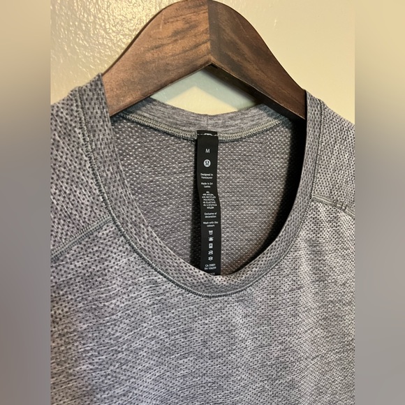 Lululemon Metal Vent Tech Tee - Picture 2 of 3